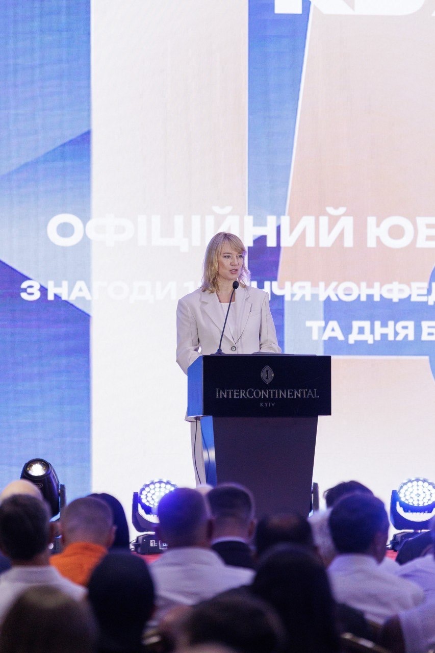 Олена Шуляк виступає перед присутніми