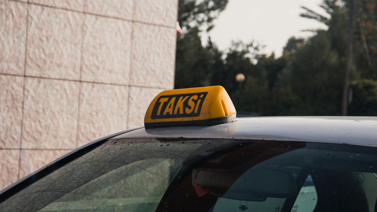 Таксист залишив пасажирку з дитиною на трасі під дощем: історія про адекватність, а не жорстокість