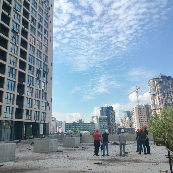 Відновлення вікон у ЖК Greenville: понад 80% осель потребували ремонту після обстрілу