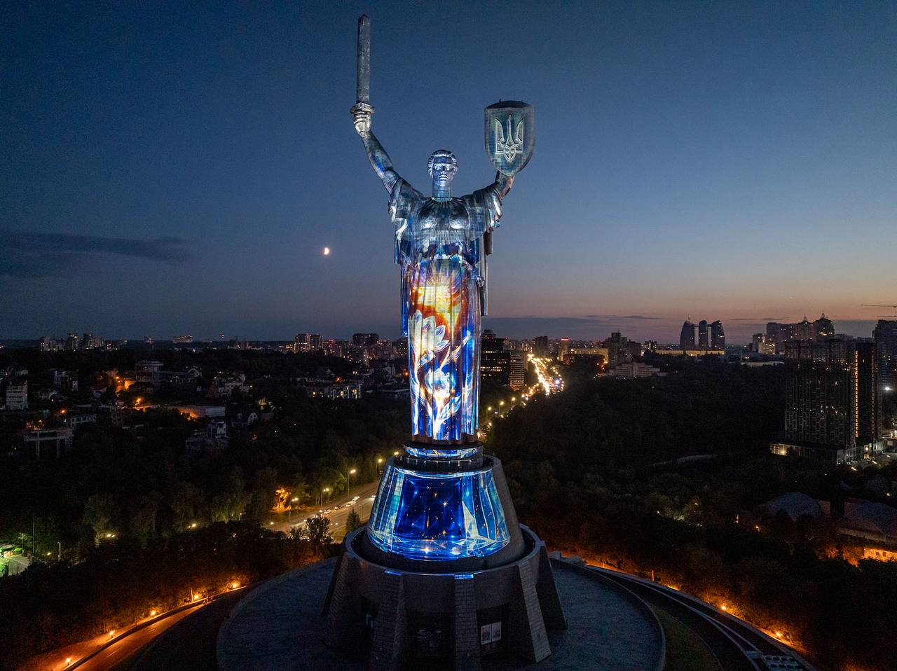 Світлова інсталяція на монументі Батьківщина-Мати
