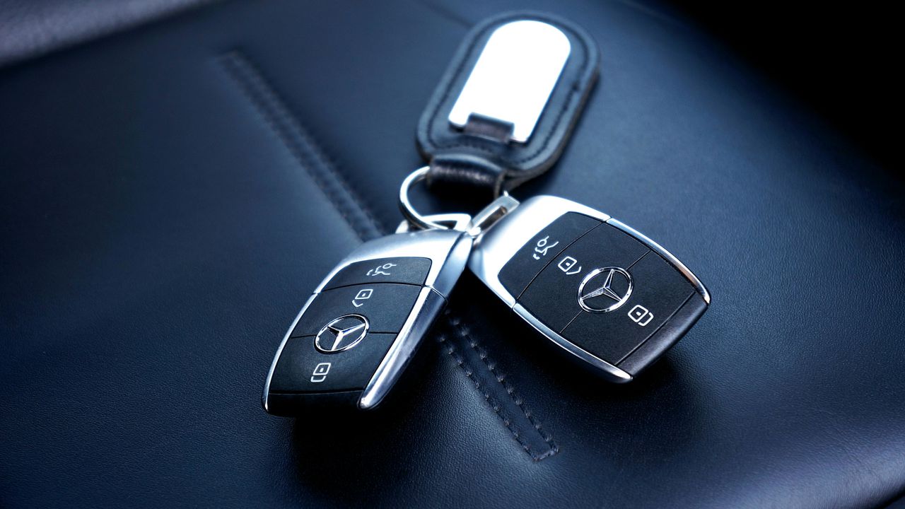 Старі ключі від автомобіля, які продаються на барахолках