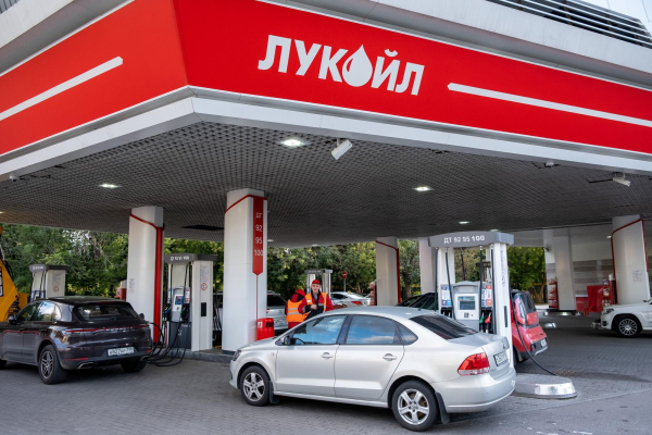 Бензинові черги повертаються: росіяни знову стоять за пальним