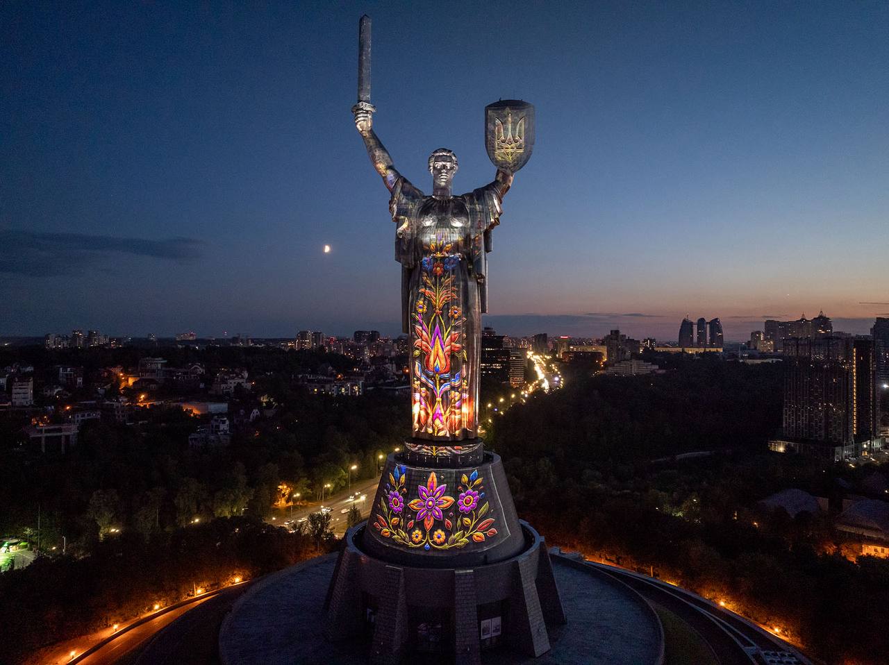 Світлова інсталяція на монументі Батьківщина-Мати