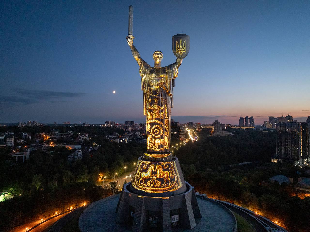 Світлова інсталяція на монументі Батьківщина-Мати
