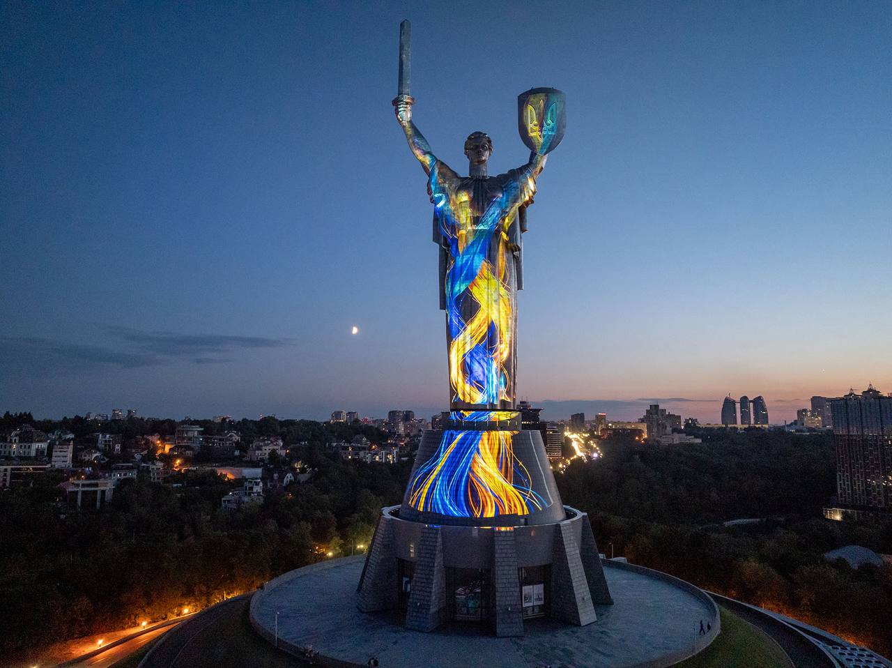 Світлова інсталяція на монументі Батьківщина-Мати