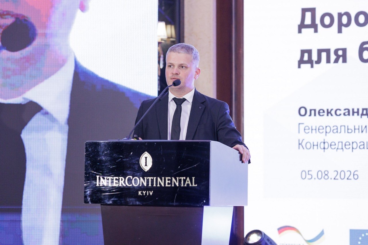 Наталія Козловська вручає нагороду