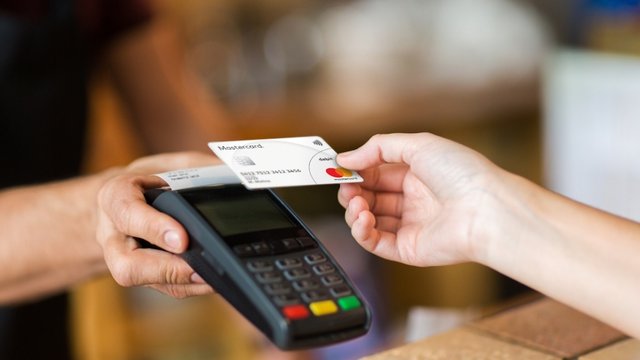 НБУ підняв ліміти операцій з корпоративними картками за кордоном