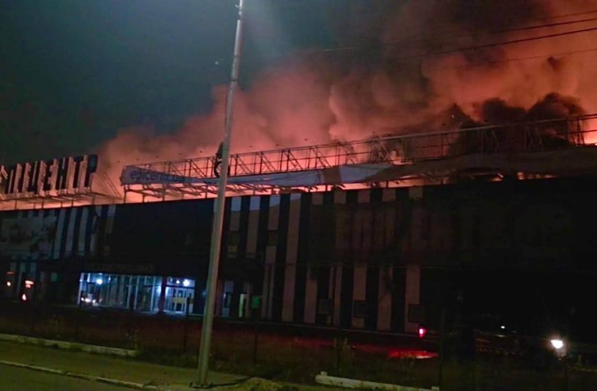 Російський удар по “Епіцентру”: знищено логістичні центри, є жертви
