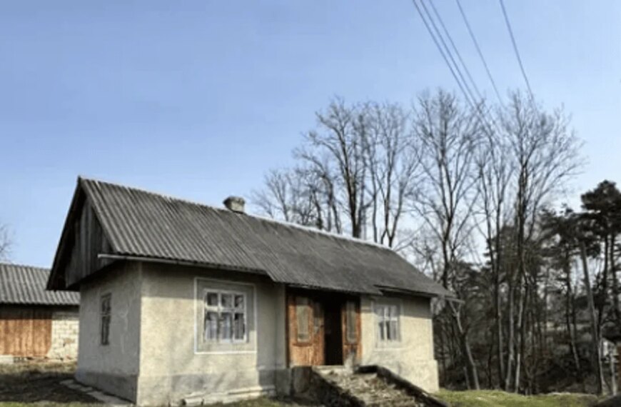 Продають дім на межі Львівщини та Франківщини: за 134 тисячі гривень.