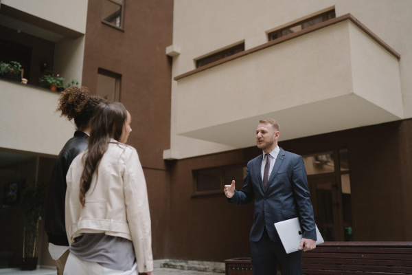 Продати частку в спільній квартирі: перешкоди та рішення