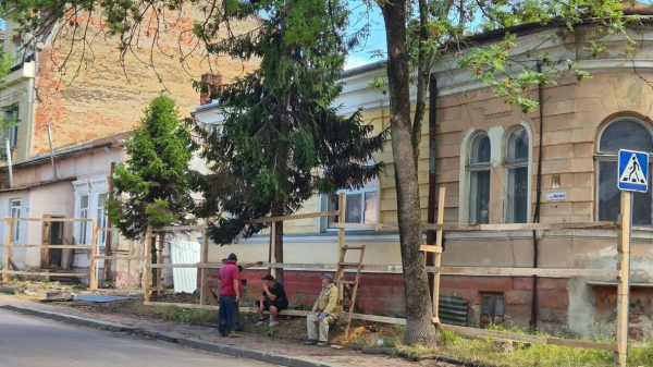 Франківецький архітектурний скарб “замурували” парканом