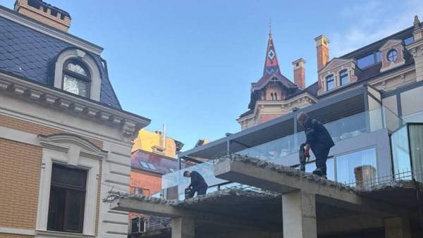 У Львові замість підпірної стінки звели триповерховий самобуд